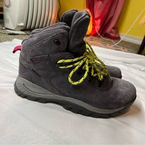Columbia Techlite dark gray hiking shoes size 9